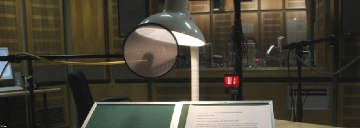 Lesepult mit Mikrofon im Studio