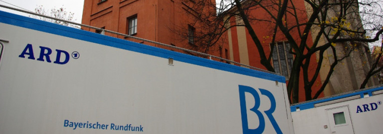 Ü-Wagen BR vor Kirche