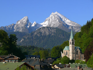 Christuskirche vor Bergpanorama