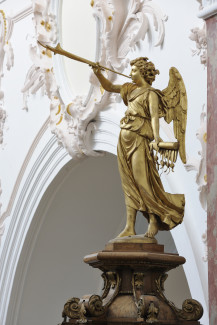 goldener Engel mit Trompete