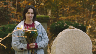 Anna Jeremias auf dem Friedhof