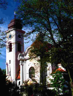 Kirchengebäude und Turm