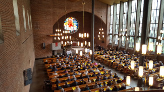 Volle Kirche in St. Paul