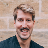 Alexander Brandl vor einer Hauswand